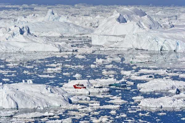Illulisat Icefjord gevuld met grote ijsbergen — Stockfoto