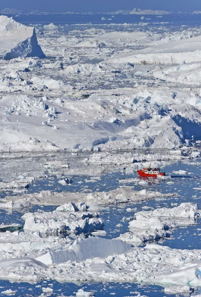 Ilulisat Icefjord cheio de grandes icebergs — Fotografia de Stock