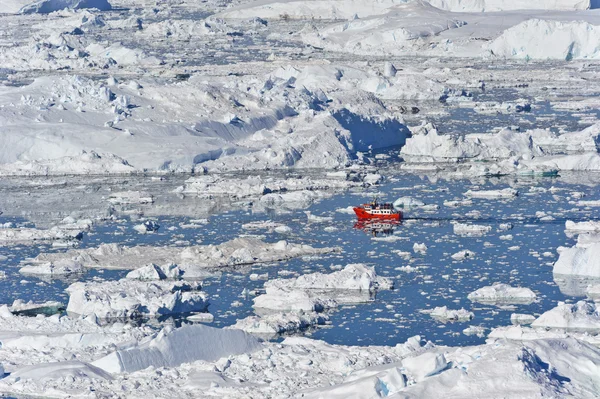 Illulisat-Eisfjord mit großen Eisbergen gefüllt — Stockfoto