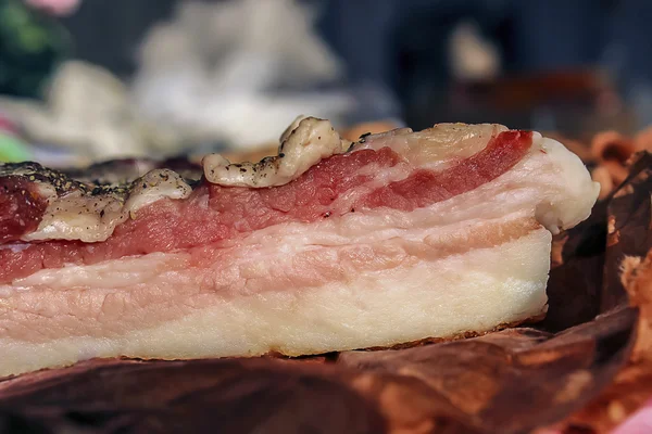 Tuzlanmış domuz yağı parçaları