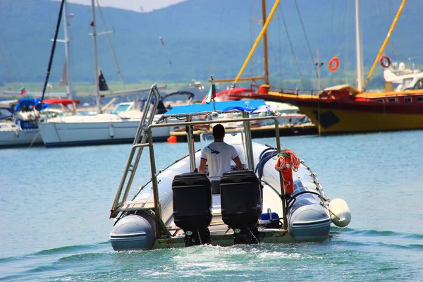 Teknenin denizde yüzen
