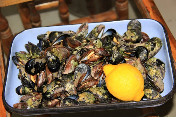 Midye ve limon ile çanak