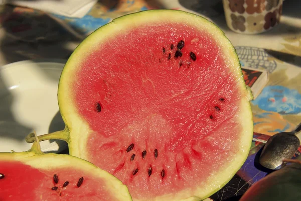 Tabloya kesmek karpuz