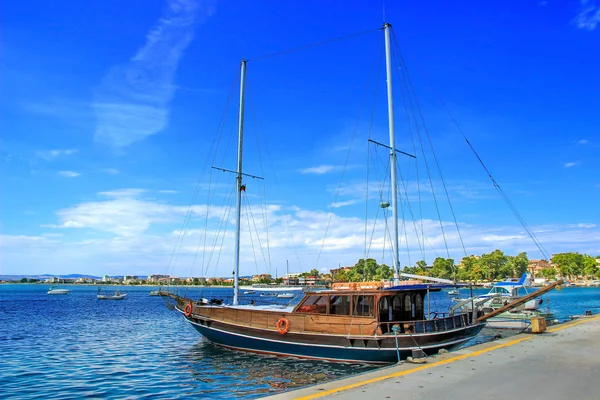 mavi deniz üzerinde güzel yelkenli