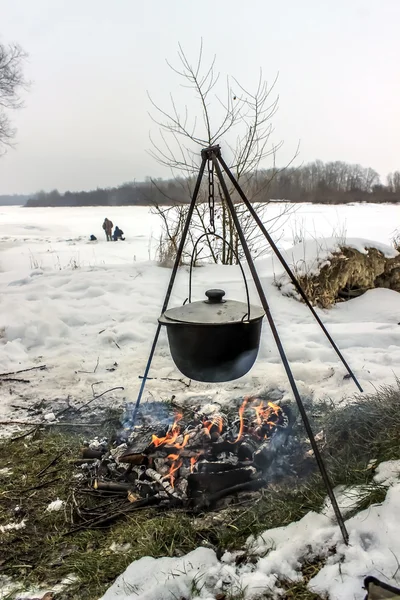 Cuisiner en plein air en hiver — Photo