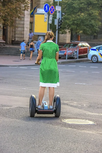 Kız bir Segway tesisi