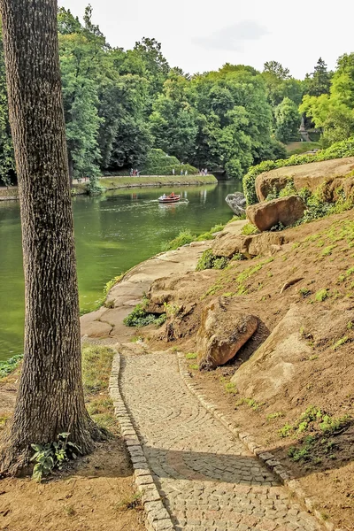 Caminho de pedra ao longo do rio — Fotografia de Stock