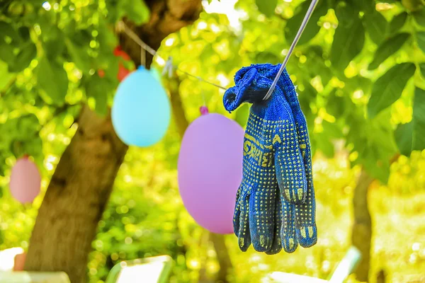 İpe asılı iş eldivenleri