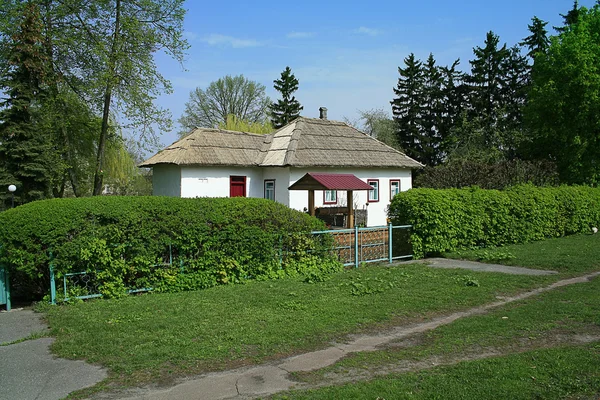 Gammal traditionell ukrainsk hut Royaltyfria Stockbilder