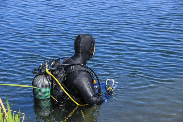 Scuba diver entering lake — Stock Photo, Image