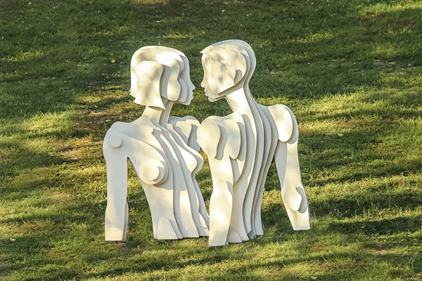 Kiev, Ukrayna - 26 Eylül, 2015: kadın ve erkek gösterilen heykel