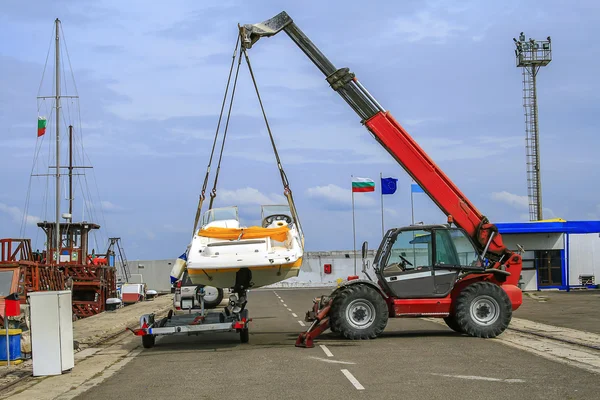 bir tekne vinç kaldırıyor