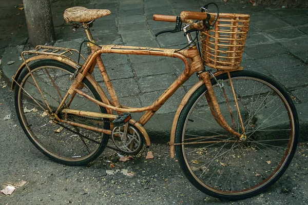 Vieux vélo coloré, rétro — Photo