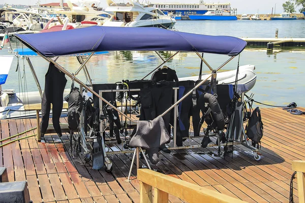 Potápěčské vybavení sušit ve stínu Bulharsko Sozopol Stock Obrázky