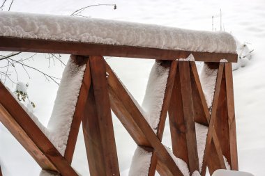 ahşap veranda güverte karla kaplı korkuluk