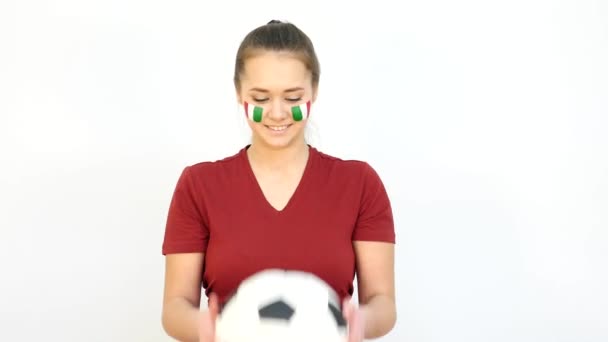 Guiño fútbol italiano ventilador captura bola — Vídeos de Stock