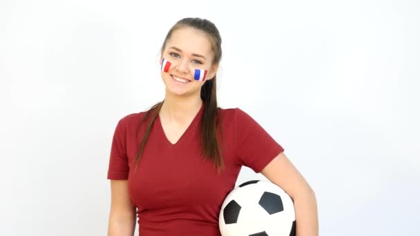 Zwinkernde Fußballerin mit französischer Fahne — Stockvideo