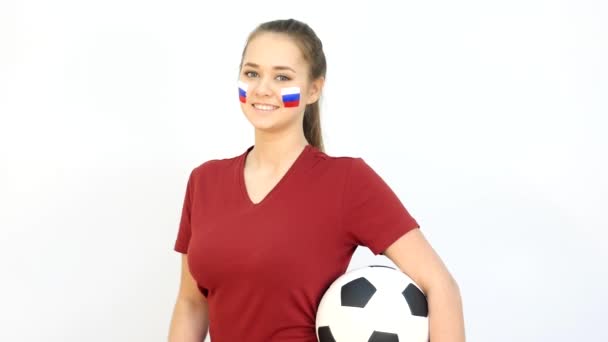 Zwinkernde Fußballerin mit russischer Fahne — Stockvideo
