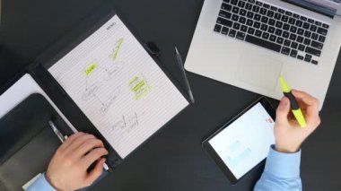 Erkek el altı çizili ve Mark notlar