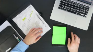 Erkek eller yukarı kaydırma reklam Slidingtouchscreen