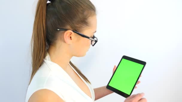 femme d'affaires utilisant la tablette 