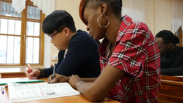 Grupo de Estudiantes en la Universidad Escribiendo en Cobybooks — Vídeo de stock