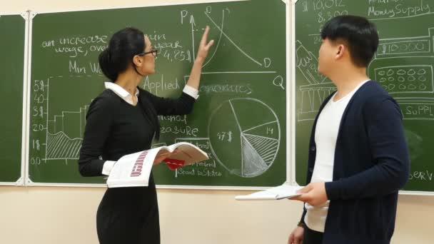 Profesor Explica un Asunto al Estudiante — Vídeos de Stock