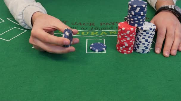Человек превращает фишки в покер — стоковое видео