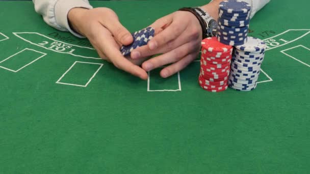 Mann mischt Pokerchips auf — Stockvideo