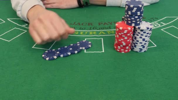Croupier utspridning pokermarker — Stockvideo