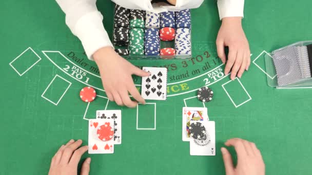 Croupier y jugador en la mesa de poker — Vídeos de Stock