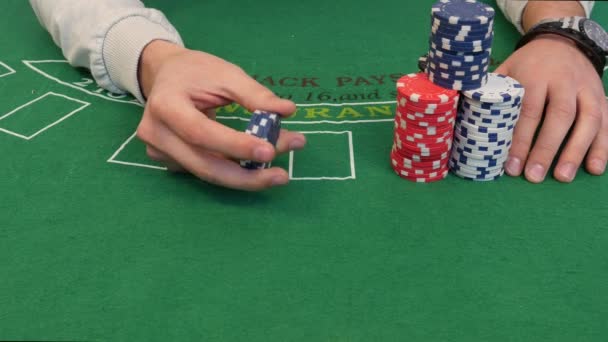 Trucos con pila de fichas de poker — Vídeo de stock