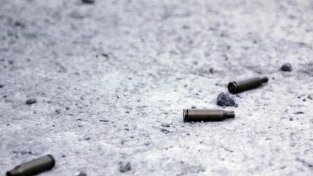 Conchas de bala cayendo en el suelo — Vídeo de stock