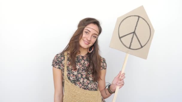 Joven hippie chica enviando un aire beso — Vídeo de stock