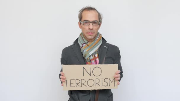 Homme apparaissant contre le terrorisme avec tablette — Video