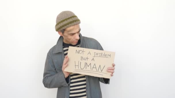 Άνθρωπος που κρατά δισκίο δεν ένα Promlem, αλλά μια ανθρώπινη — Αρχείο Βίντεο