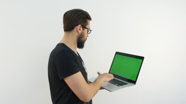 Hombre guapo escribiendo en el ordenador portátil — Vídeos de Stock