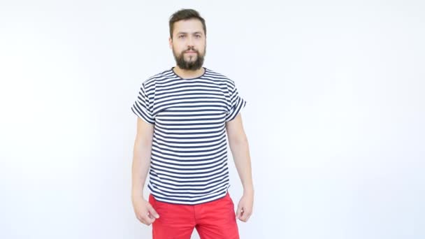 Hezký námořník s bradkou ukazuje svaly a usmívá se — Stock video