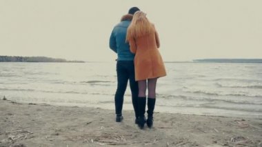 Çift sahilde duran ve söz