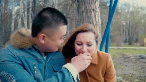 Petit ami nourrit sa petite amie avec crêpe — Video