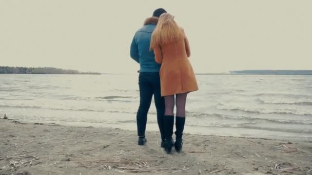 Dvojice stojící na pláži a mluví — Stock video