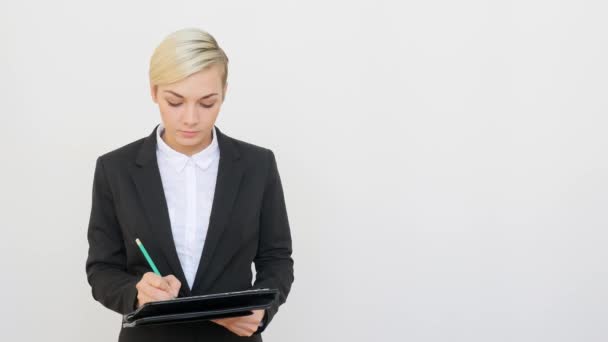 Hermosa joven empresaria está haciendo la prueba de calidad — Vídeo de stock