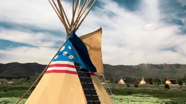 Primer plano de los tepees indios — Vídeo de stock