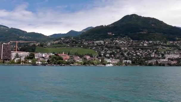 Costa de montaña desde un barco — Vídeo de stock