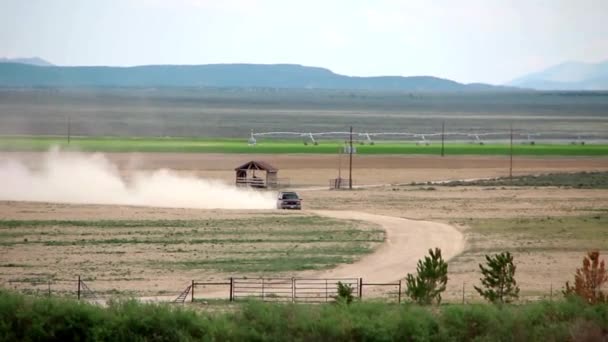 Camión está cruzando un campo — Vídeos de Stock