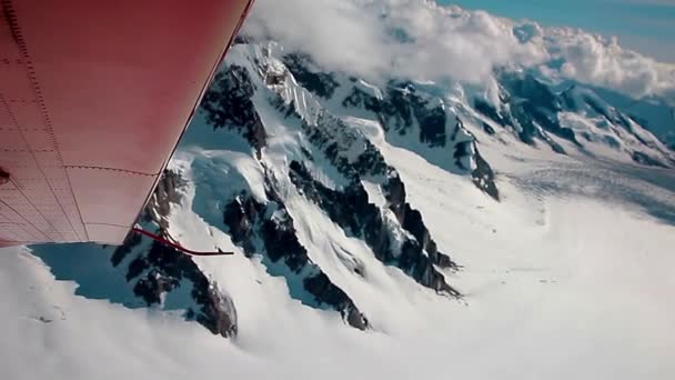 Вид на горы с самолета — стоковое видео