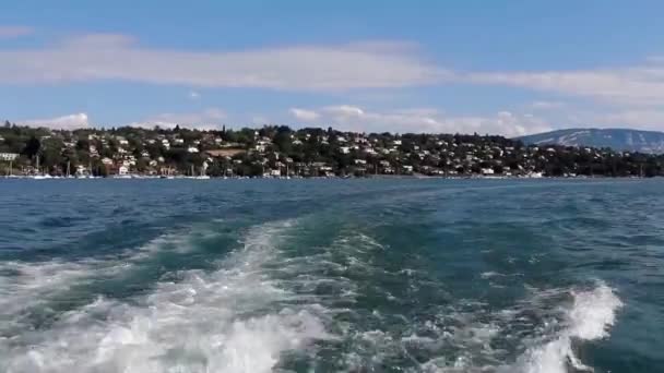 Motorlu bir tekne dalgalardan — Stok video