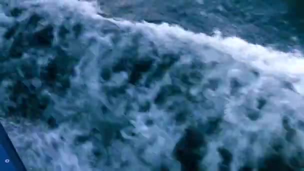 Wellen von einem Motorboot — Stockvideo