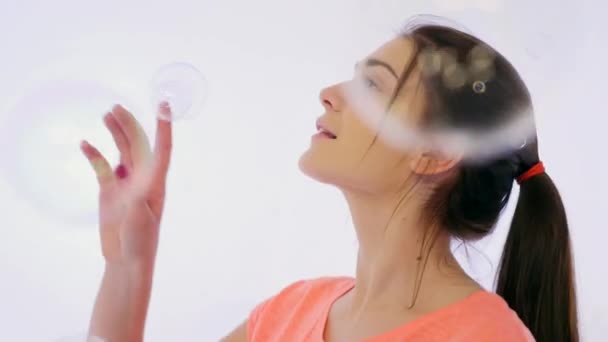 Lány tör buborékok — Stock videók