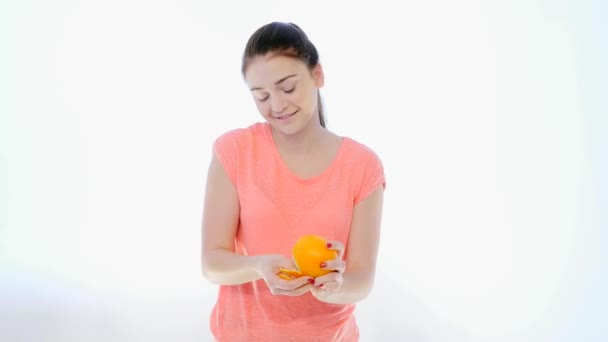 Mädchen schält eine Orange — Stockvideo